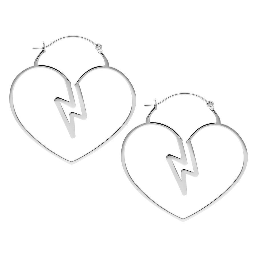 Pendientes de corazón plateados con motivo de rayo sobre fondo blanco