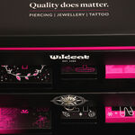 Calendario dell'Avvento Wildcat nero con decorazioni rosa e scritta 'Quality does matter', visibile il portagioie