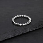 Anello Bubble argento in acciaio chirurgico su sfondo nero