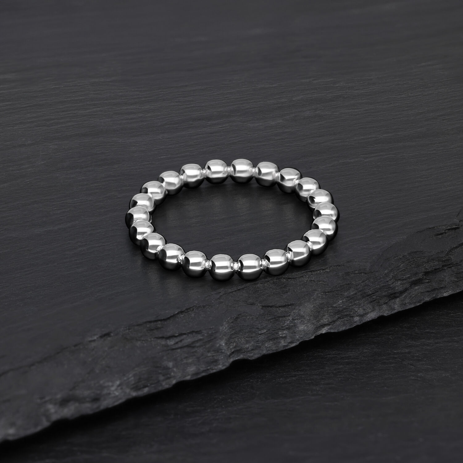 Silberner Bubble Ring aus Chirurgenstahl auf schwarzem Hintergrund