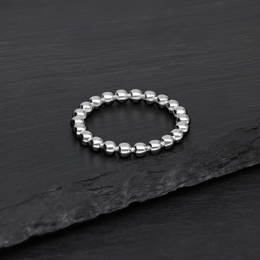 Silberner Bubble Ring aus Chirurgenstahl auf schwarzem Hintergrund