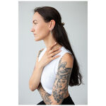 Donna con capelli lunghi e braccia tatuate, indossa orecchini Little Anchor Hoops in argento