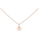 Collana in acciaio chirurgico con ciondolo a conchiglia in oro rosa su sfondo bianco