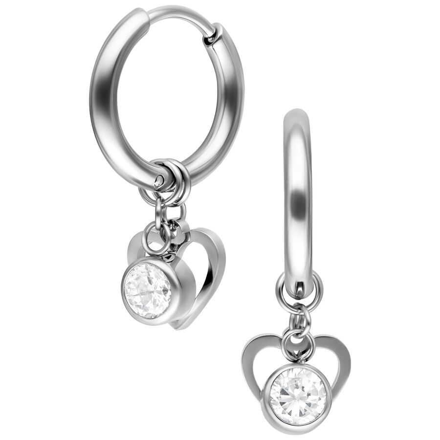 Aros plateados con colgante de cristal en forma de corazón sobre fondo blanco