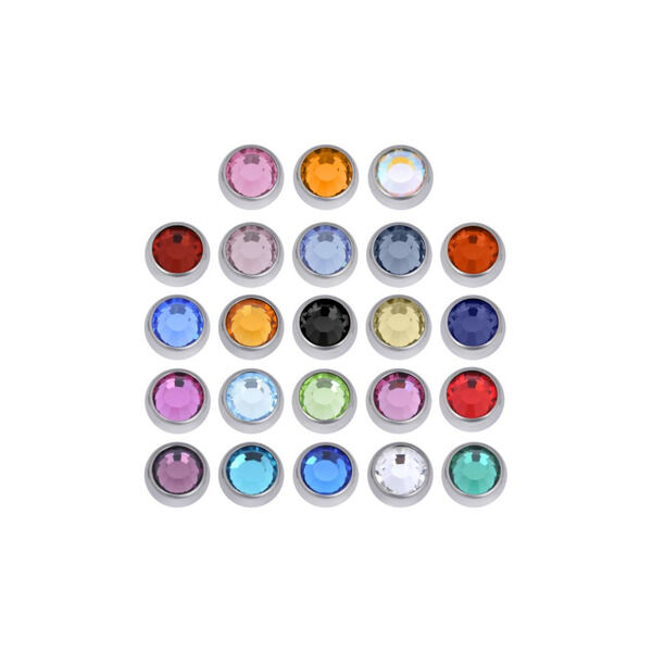 Bolas de joyería facetadas de titanio en fondo blanco