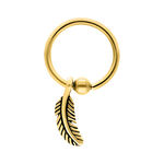 Clip in Ring dorato con ciondolo a piuma su sfondo bianco