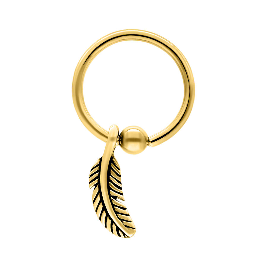 Clip in Ring dorato con ciondolo a piuma su sfondo bianco