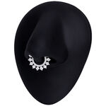 Silberner Septum Clicker mit Kristallen an schwarzem Modellkopf