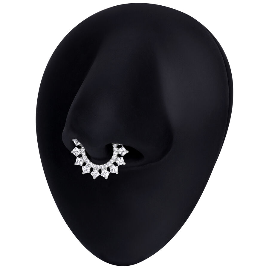 Silberner Septum Clicker mit Kristallen an schwarzem Modellkopf