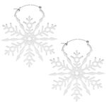 Due creole argento a forma di fiocco di neve su sfondo bianco