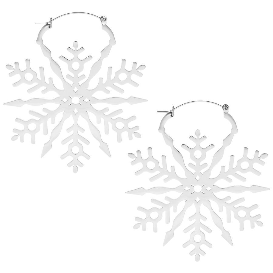Due creole argento a forma di fiocco di neve su sfondo bianco