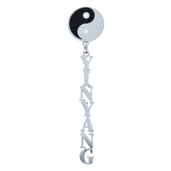Pendientes de plata Yin Yang con colgante sobre fondo blanco