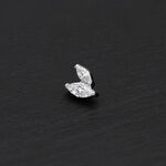 Attacco doppio Marquise color argento con pietre cristallo chiaro su sfondo nero