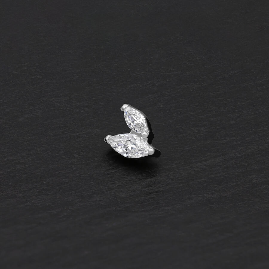 Attacco doppio Marquise color argento con pietre cristallo chiaro su sfondo nero