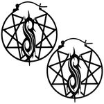 Kaksi hopeista Slipknot-korvakorua Nonagram-logolla valkoisella taustalla