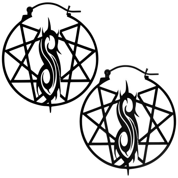 Kaksi hopeista Slipknot-korvakorua Nonagram-logolla valkoisella taustalla
