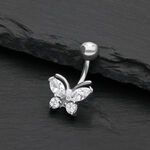 Piercing all'ombelico in argento con farfalla e cristalli chiari su sfondo nero