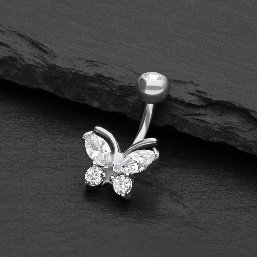 Piercing all'ombelico in argento con farfalla e cristalli chiari su sfondo nero