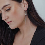 Donna con lunghi capelli scuri indossa Bubble Heart Hoops d'argento con perla all'orecchio