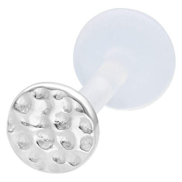Labret de plata con superficie martillada sobre fondo blanco