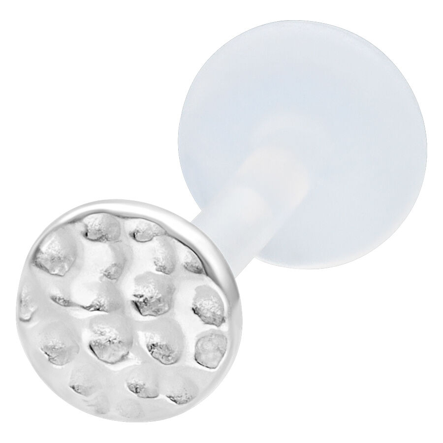 Labret de plata con superficie martillada sobre fondo blanco