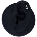 Argento Push Fit Trinity pendente su modello di orecchio nero su sfondo grigio