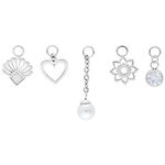 Fünf silberne Bauchnabel-Piercing-Anhänger, darunter Herz, Blume und Perle, auf weißem Hintergrund
