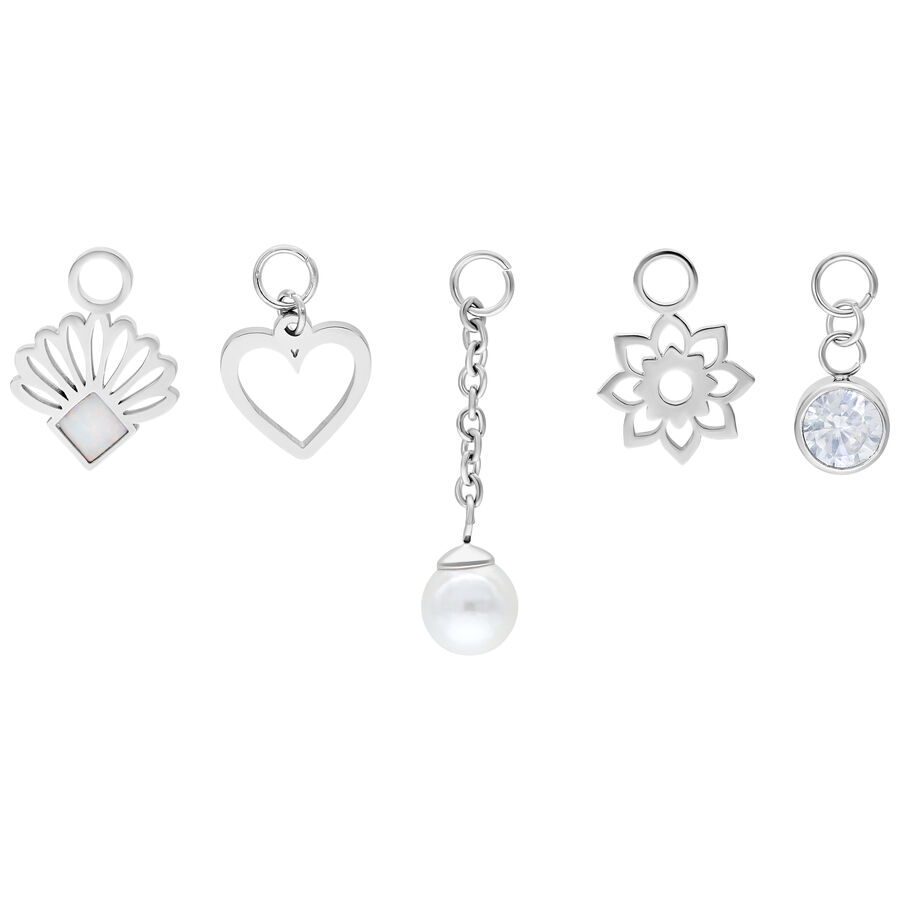 Cinco colgantes de piercing para ombligo en plata, incluyendo corazón, flor y perla, sobre fondo blanco
