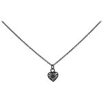 Collana nera in acciaio chirurgico con ciondolo a forma di cuore su sfondo bianco