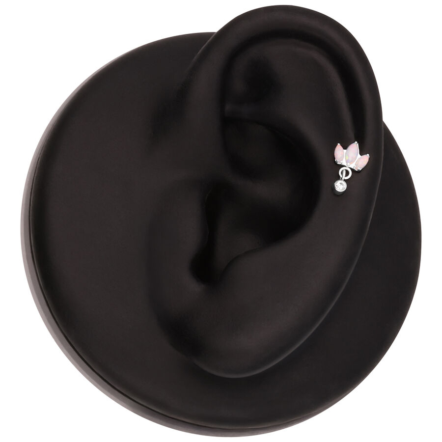 Modello di orecchio nero con un attacco piercing Opale Lotus in argento
