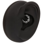 Clicker Bubble Plate argento su un modello di orecchio nero su sfondo bianco