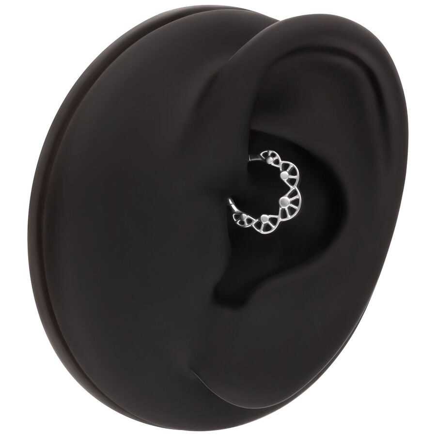 Clicker Bubble Plate argento su un modello di orecchio nero su sfondo bianco