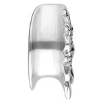 Vista laterale di un Ear Saddle in argento con motivo floreale su sfondo bianco