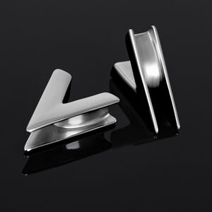 Verena Venus V-Earsaddles in Silber und Schwarz Zwei V-förmige Earsaddles aus Silber und Schwarz auf schwarzem Hintergrund