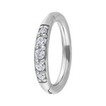 Anillo Clicker plateado con cristales claros sobre fondo blanco