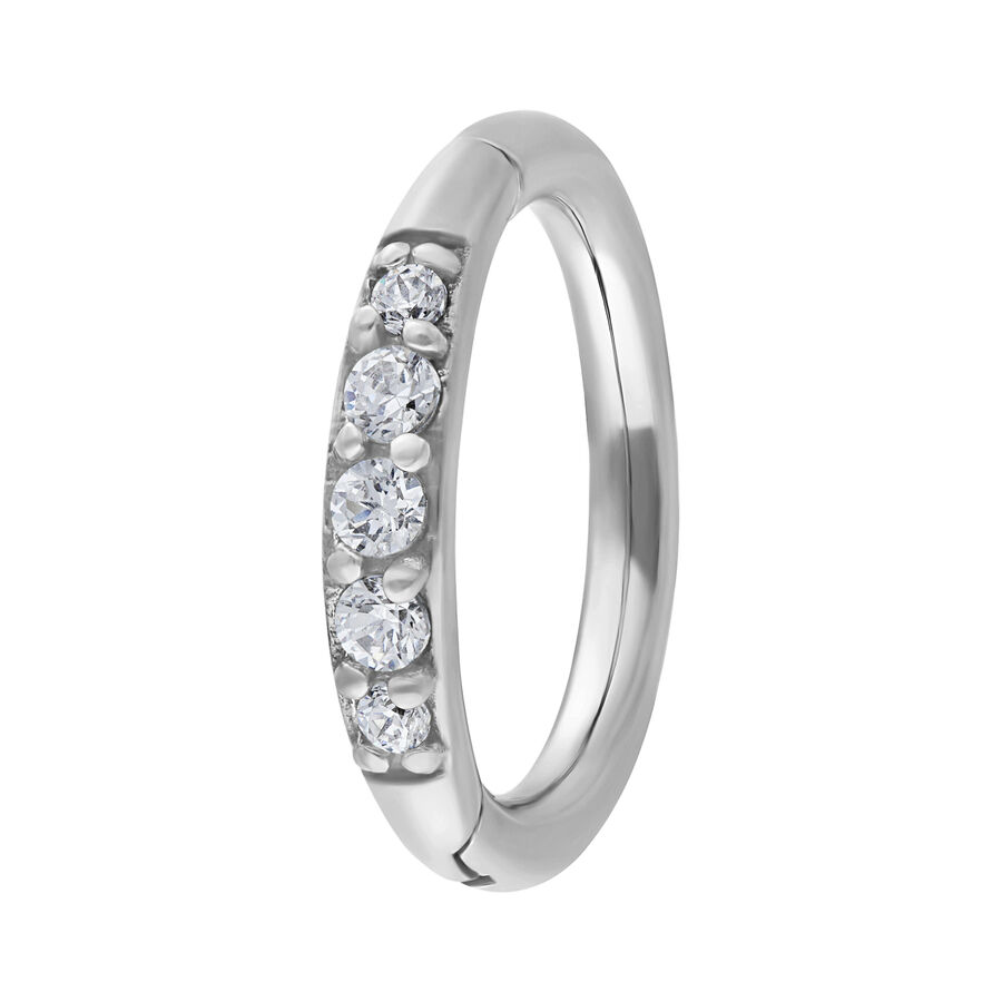 Anillo Clicker plateado con cristales claros sobre fondo blanco