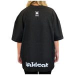 Person trägt schwarzes Oversized Mock Neck T-Shirt von Wildcat, Rückansicht