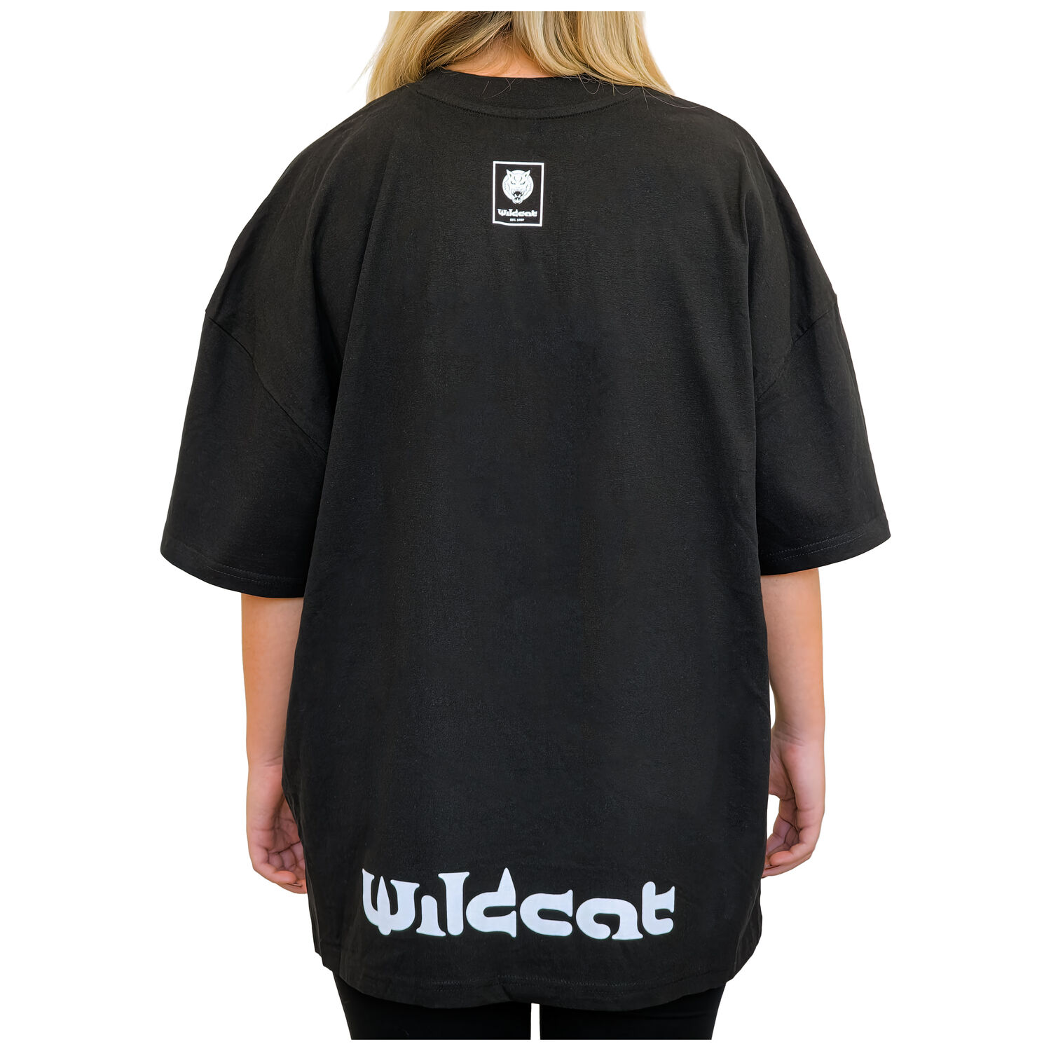 Schwarzes Oversized Mock Neck T-Shirt Rückansicht Person trägt schwarzes Oversized Mock Neck T-Shirt von Wildcat, Rückansicht