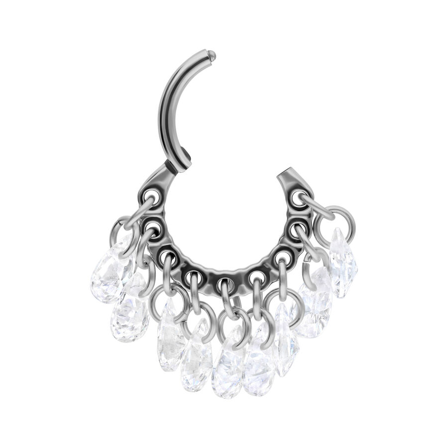 Anello piercing in titanio argento con cristalli chiari pendenti su sfondo bianco