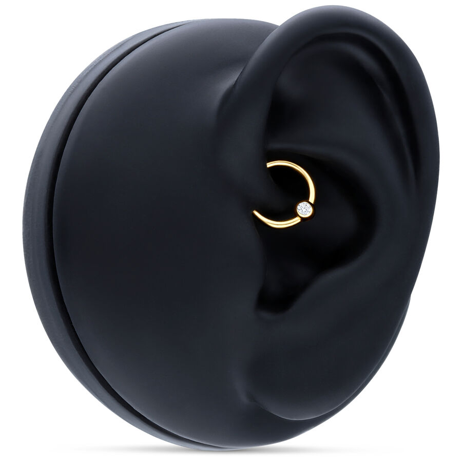 18K Gold Clip en Anillo en modelo de oreja negra sobre fondo blanco