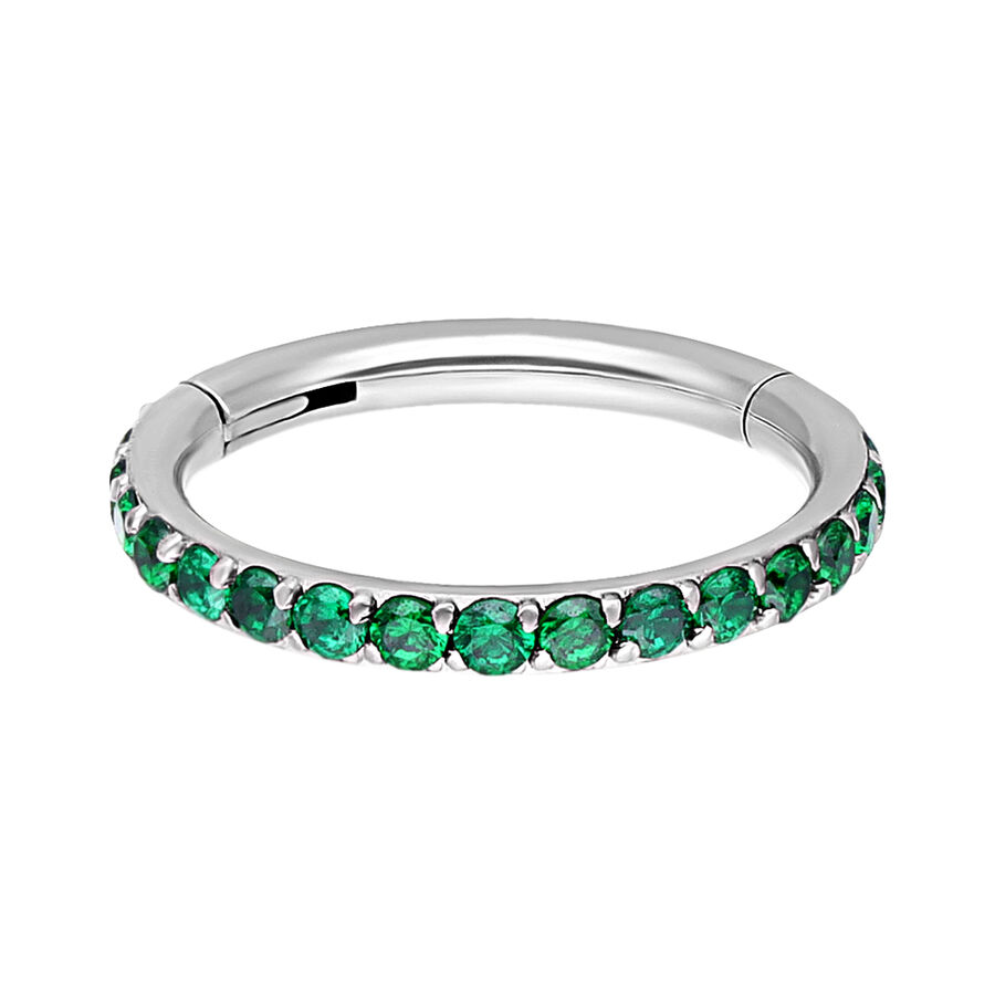 Anillo de piercing plateado con cristales esmeralda sobre fondo blanco