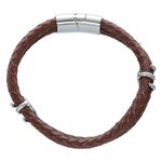 Pulsera de cuero sintético marrón trenzado con cierre magnético plateado sobre fondo blanco