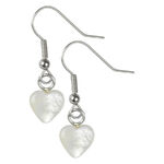 Pendientes de corazón blancos de plata sobre fondo neutro