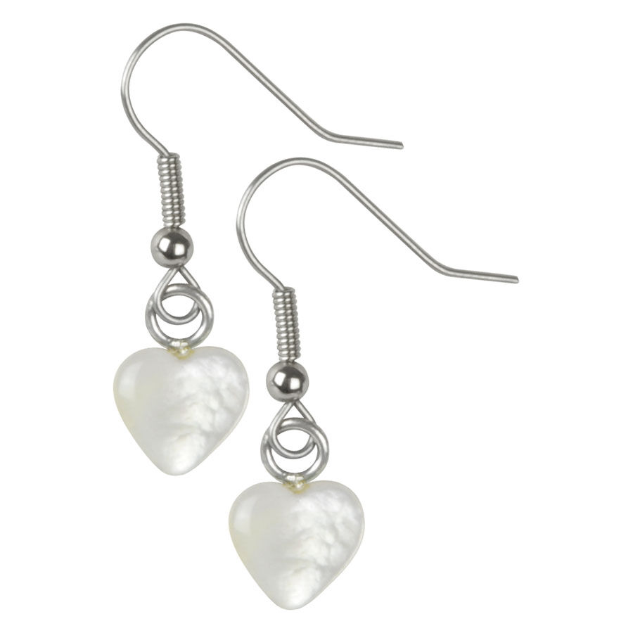 Pendientes de corazón blancos de plata sobre fondo neutro