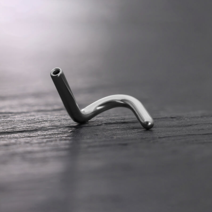 Piercing nasal de titanio plateado Push Fit sobre fondo oscuro