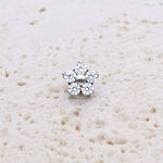 Accessorio floreale argento con cristalli su sfondo chiaro