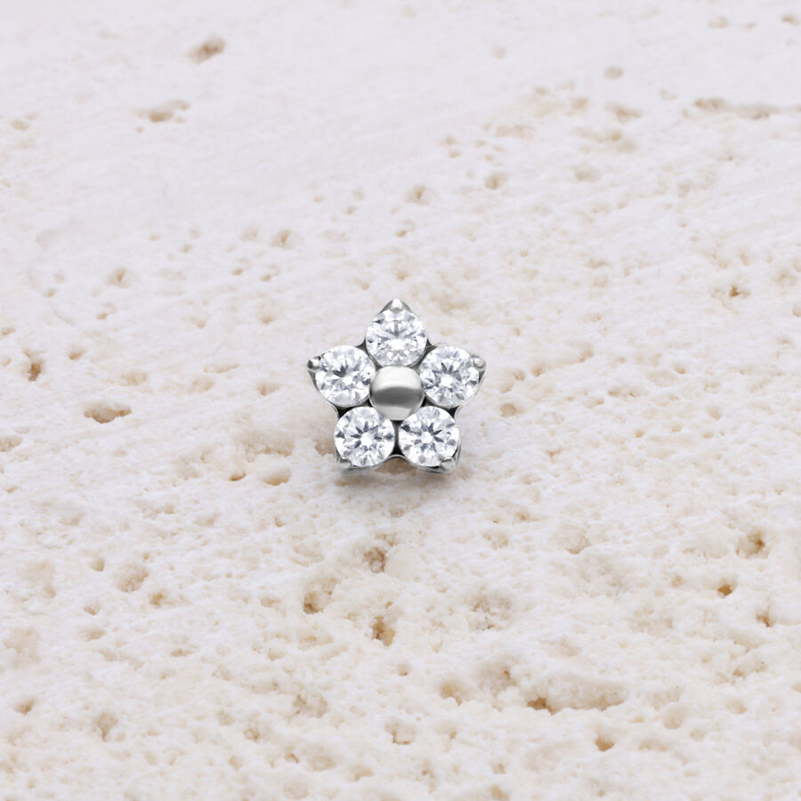 Accessorio floreale argento con cristalli su sfondo chiaro