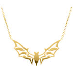 Collana dorata con ciondolo a forma di pipistrello su sfondo bianco