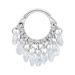 Hinged Ring in argento con cristalli trasparenti pendenti su sfondo bianco