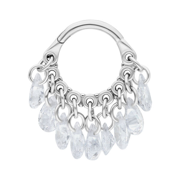 Hinged Ring in argento con cristalli trasparenti pendenti su sfondo bianco
